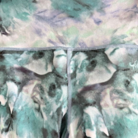Athleta Blue and Green Tie-Dye Capri Leggings Size Medium 41888 - Picture 7 of 14